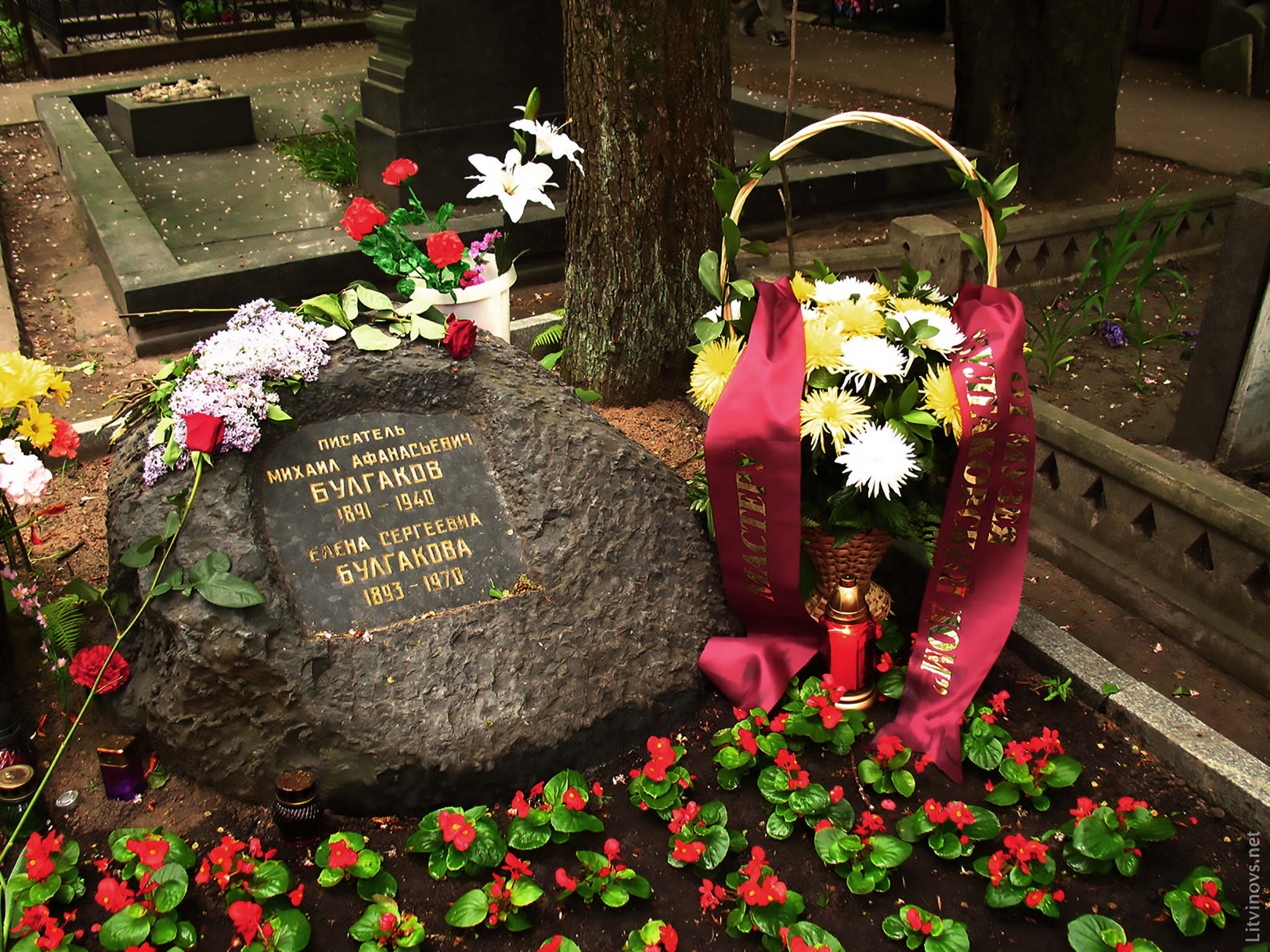 Картинки похоронен. Новодевичье кладбище Булгаков могила. Могила Михаила Булгакова на Новодевичьем кладбище.
