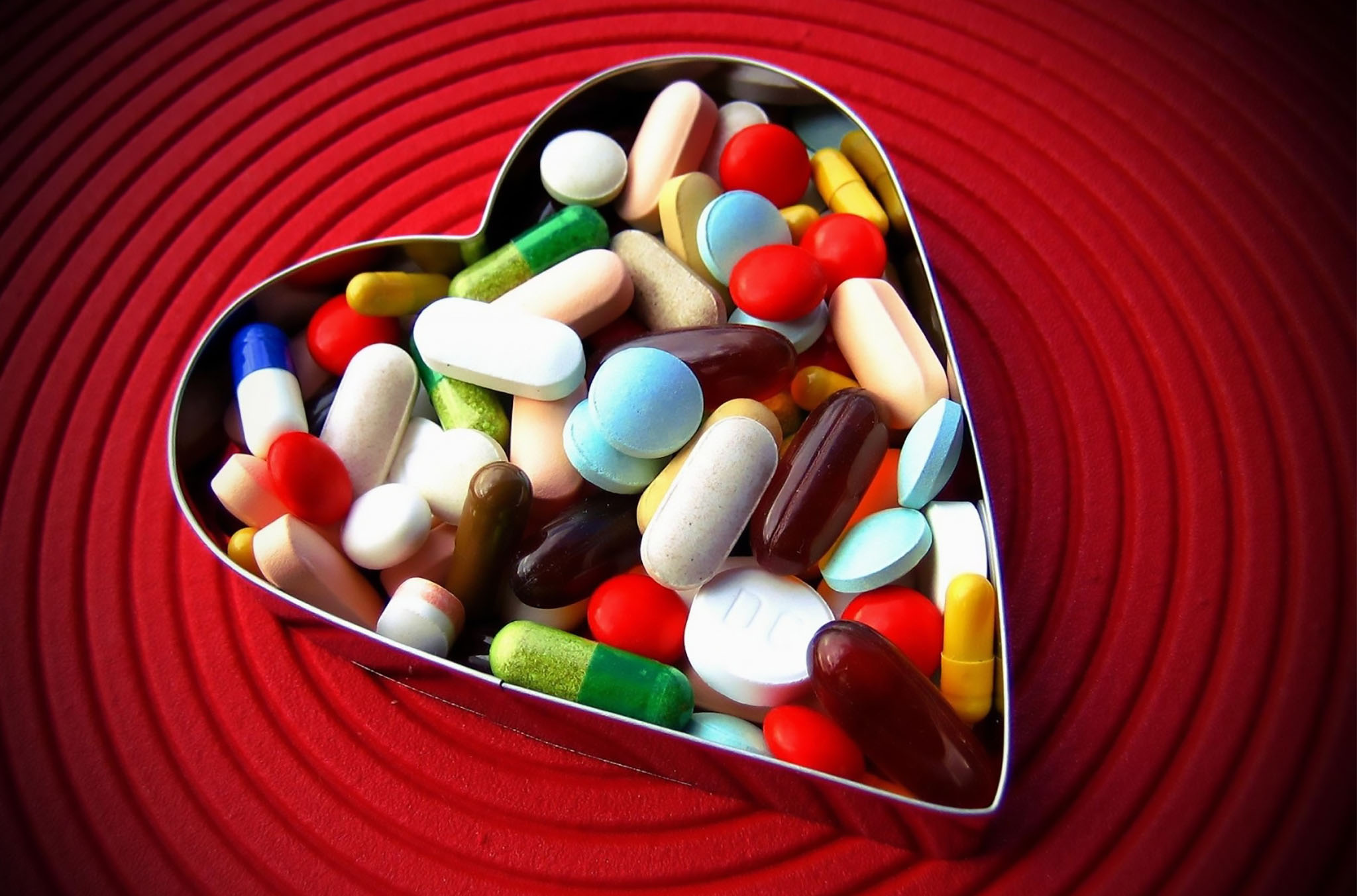 Эффективные лекарственные средства. Таблетки. Красивые таблетки. Красивые лекарства. Разноцветные таблетки.